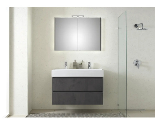 Modernes Badezimmer mit Waschtisch, Spiegelschrank und Dusche.