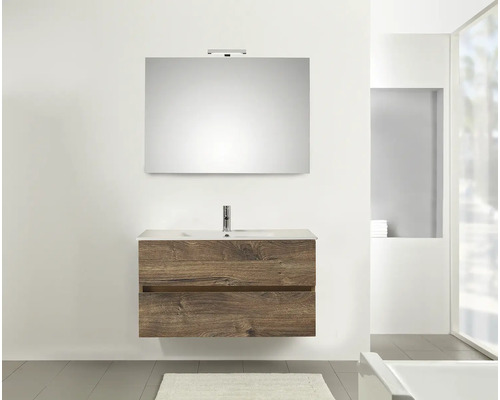 Badezimmer mit Waschtischunterschrank und Spiegel