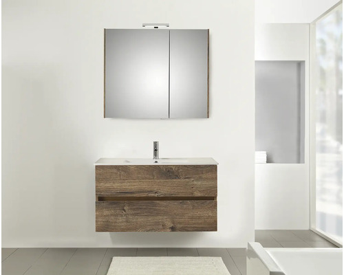 Badezimmer mit Waschbeckenunterschrank in Holzoptik, Waschtisch und Spiegelschrank