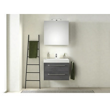 Modernes Badezimmer mit Waschbeckenunterschrank, Spiegel und Handtuchleiter