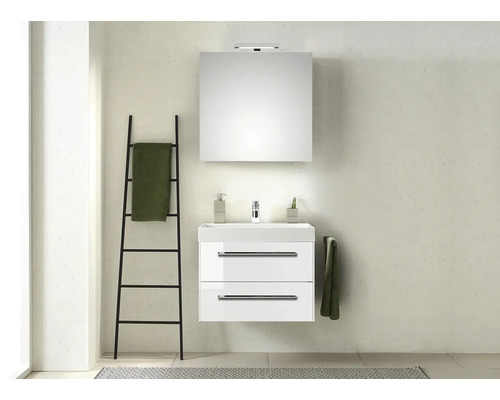 Modernes Badezimmer mit Waschbeckenunterschrank, Spiegelschrank und Handtuchhalter-Leiter.