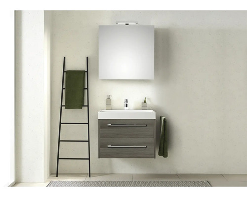 Modernes Badezimmer mit Waschbeckenunterschrank, Spiegel, Handtuchleiter und Accessoires