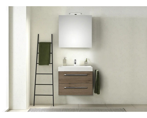 Modernes Badezimmer mit Waschtisch, Spiegelschrank und Handtuchleiter