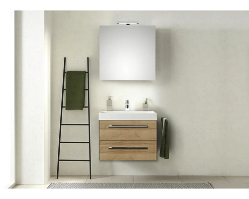 Badezimmer mit Waschtisch, Spiegel und Handtuchleiter für eine helle und organisierte Atmosphäre