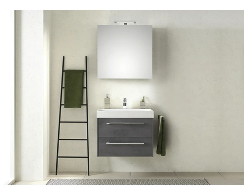 Modernes Badezimmer mit Waschbeckenunterschrank, Spiegel, Handtuchleiter und Handtüchern