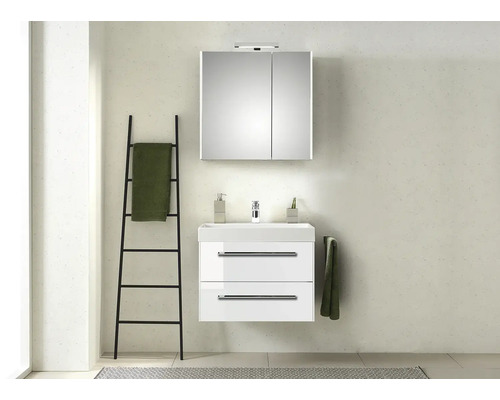 Badezimmer mit Spiegelschrank, Waschtischunterschrank und Handtuchleiter