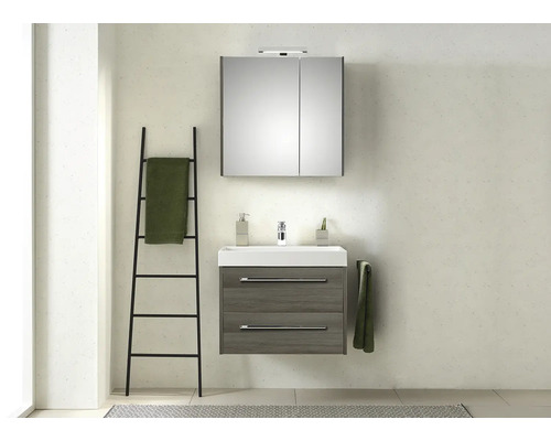 Modernes Badezimmer mit Waschbeckenunterschrank, Spiegelschrank und Handtuchleiter.