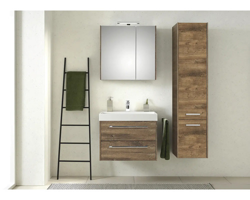 Modernes Badezimmer mit Waschtisch, Spiegelschrank, Hochschrank und Handtuchleiter