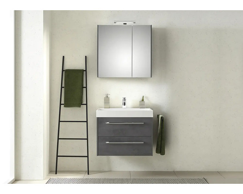 Badezimmer mit Waschtisch, Spiegelschrank und Handtuchleiter