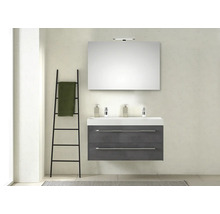 Modernes Badezimmer mit Waschbeckenunterschrank, Spiegel und Handtuchleiter