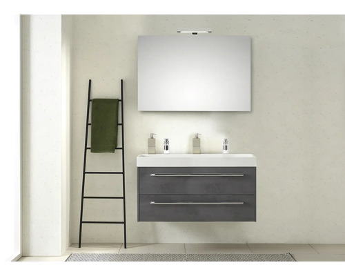 Modernes Badezimmer mit Waschbeckenunterschrank, Spiegel und Handtuchleiter