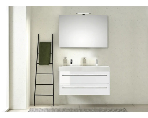 Badezimmer mit Waschbeckenunterschrank, Spiegel, Handtuchleiter und Handtuch