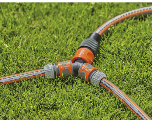 Gartenschlauch-Verteilerstück auf Rasen