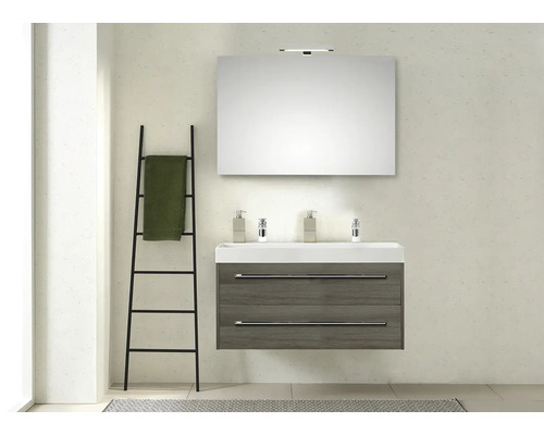 Badezimmer mit Waschtischunterschrank, Spiegel, Handtuchleiter und Handtuch