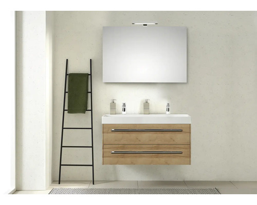Modernes Badezimmer mit Waschtisch, Spiegel, Handtuchleiter und Badaccessoires.