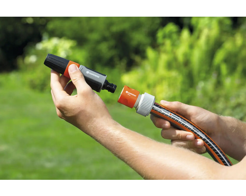 Person verbindet Gartenschlauchverbinder mit Gartenschlauch