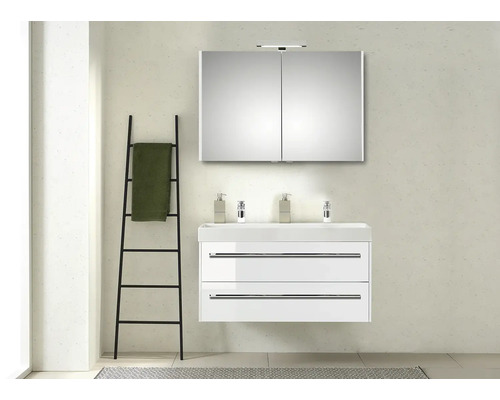 Modernes Badezimmer mit Waschbeckenunterschrank, Spiegelschrank und Handtuchleiter