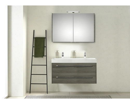 Modernes Badezimmer mit Waschtischunterschrank, Spiegelschrank, Handtuchleiter und Handtuch