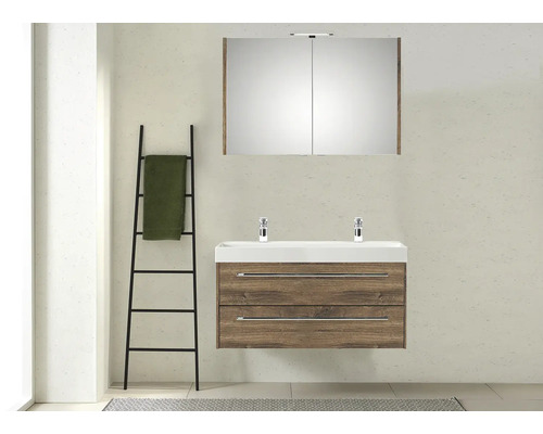 Badezimmer mit Waschtischunterschrank, Spiegelschrank und Leiterregal