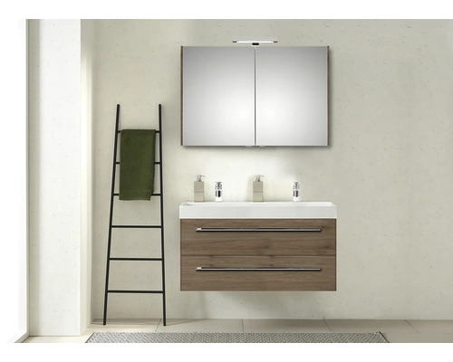 Badezimmer mit Waschtischunterschrank, Spiegelschrank und Handtuchleiter