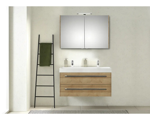Badezimmer mit Waschtischunterschrank, Spiegelschrank und Handtuchleiter