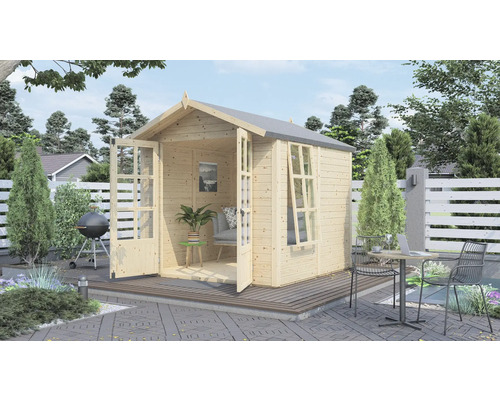 Holzgartenhaus mit geöffneten Türen, Grill und Gartentisch mit Stühlen