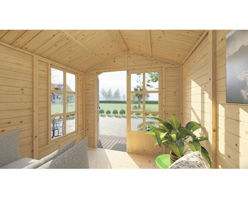 Innenansicht eines Gartenhauses mit Fenstern und offener Tür