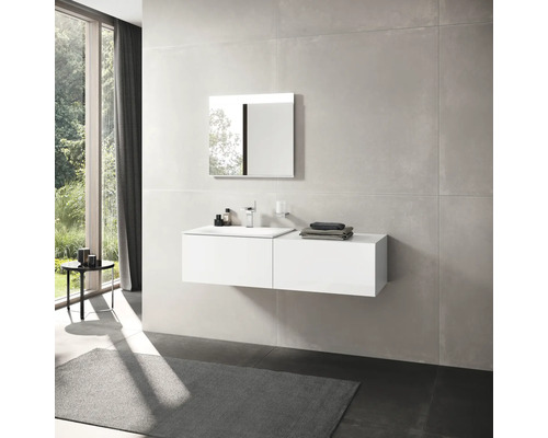 Modernes Badezimmer mit weißem Waschtischunterschrank, Spiegel und Fenster