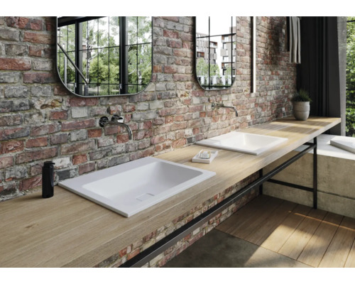 Badezimmer mit Doppelwaschbecken, Spiegel und Backsteinwand für ein modernes Ambiente