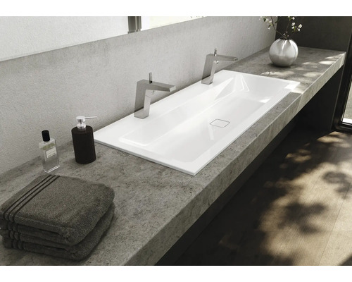 Badezimmer Waschtisch mit Armaturen, Handtüchern, Seife und Blumenvase