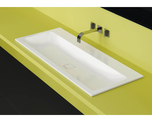 Rechteckiges Waschbecken mit Armatur auf einem Waschtisch