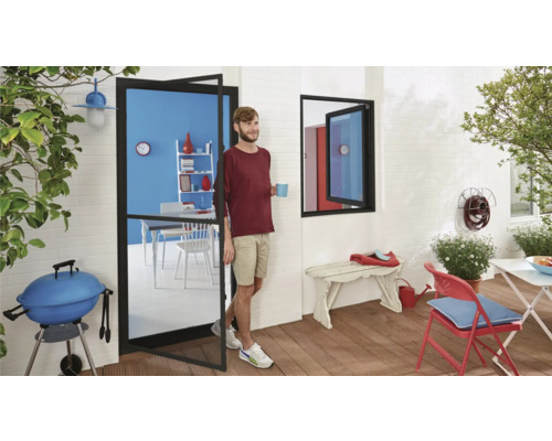 Helle Terrasse mit Terrassentür, Fenster und Mann mit Tasse