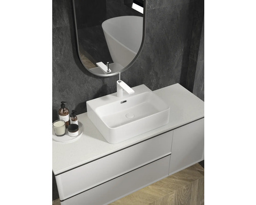 Modernes Badezimmer mit weißem Aufsatzwaschbecken, Spiegel und Unterschrank