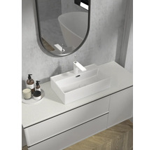Modernes Badezimmer mit Waschbecken, Armatur, Spiegel und Unterschrank