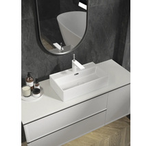Modernes Badezimmer-Interieur mit weißem Waschtisch, Aufsatzwaschbecken, Armatur und Spiegel