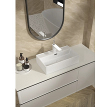 Modernes Badezimmer mit Waschbecken, Armatur, Spiegel und Waschtischunterschrank