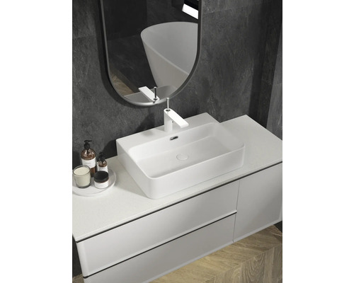 Badezimmerwaschtisch mit Waschbecken, Armatur und Spiegel