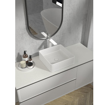 Modernes Badezimmer mit Waschtisch, Aufsatzwaschbecken, Spiegel und Badaccessoires