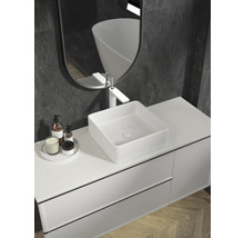 Modernes Badezimmer mit Waschbecken, Armatur, Spiegel und Unterschrank