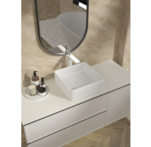 Modernes Badezimmer mit Aufsatzwaschbecken, Armatur, Spiegel und Unterschrank