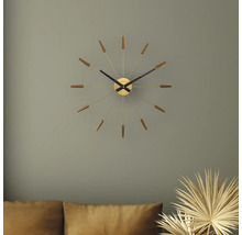 Wanduhr mit Holzapplikationen im Wohnzimmer