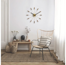 Wohnzimmer mit einem Sessel, einer Bank und einer Wanduhr