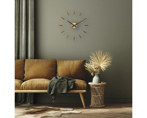 Wohnzimmer mit Sofa, Beistelltisch und Wanduhr