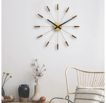 Wanduhr mit Holzdetails im Wohnzimmer