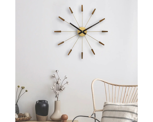 Wanduhr mit Holzdetails im Wohnzimmer