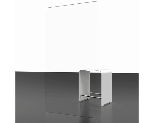 Freistehende Schutzwand aus Glas neben einem Hocker.