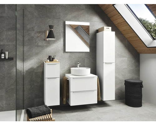 Helles Badezimmer mit Waschbecken, Spiegel, Badmöbeln und Wäschekorb