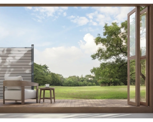 Szene einer Terrasse mit Sessel, Tisch und Blick auf einen Garten