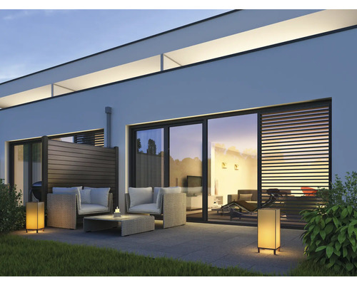 Terrasse mit Lounge Möbeln, Sichtschutzwand und Außenleuchten