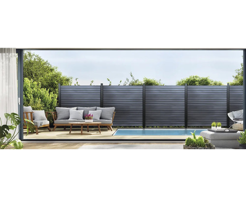 Außenbereich mit Terrassendielen, Zaun und Pool